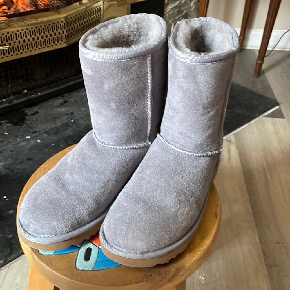 Ugg boots size 7 us used but in excellent condition